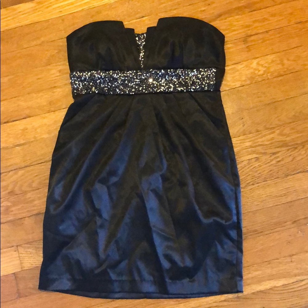 Short cocktail dress with pockets